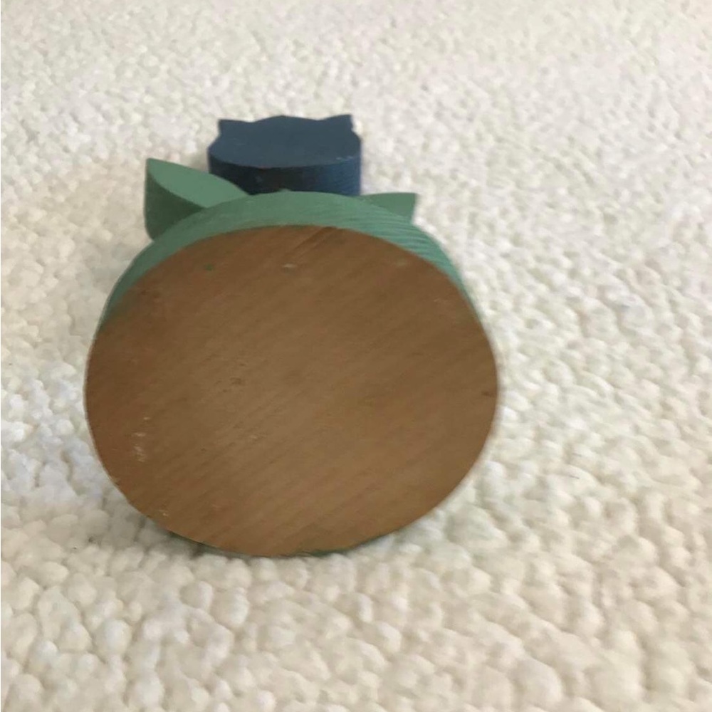 Wood Flower Blue & Green Floral Tabletop Decor
8” H x 3.5” W x 3.25
Can Repaint - Picture 8 of 13